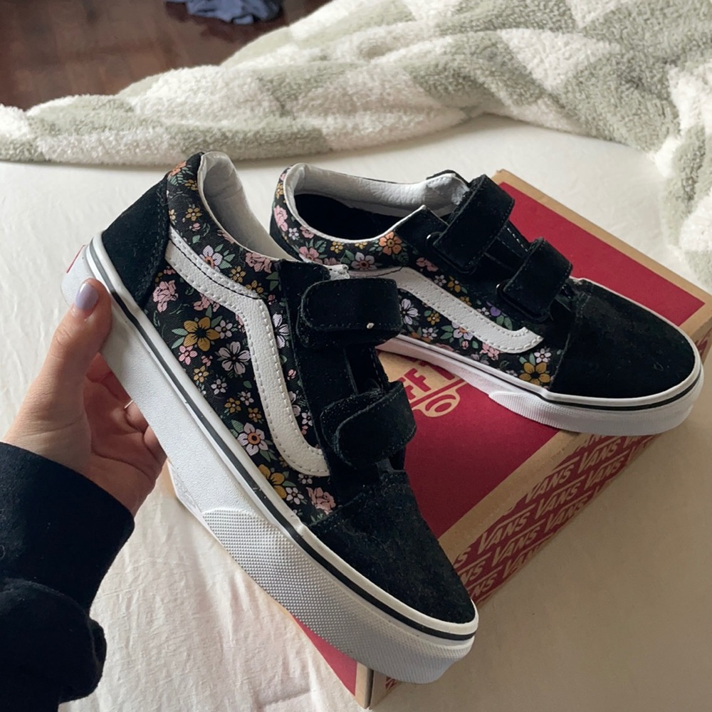 Little girl 2.5 old Skool pattered Vans never worn. Come with original box